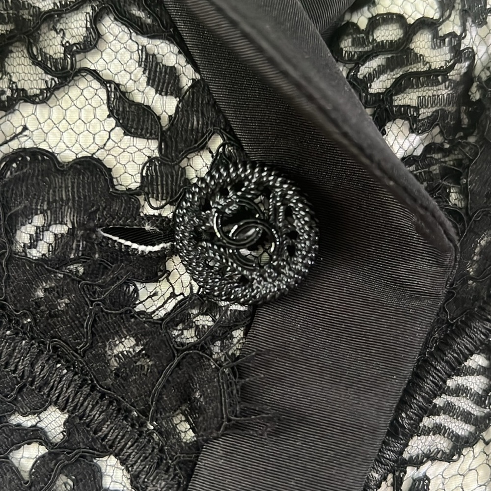 ⭐️CHANEL Runway Cruise 2014 Black & White Lace Blazer Size 38 MSRP $6200⭐️ - Picture 5 of 15